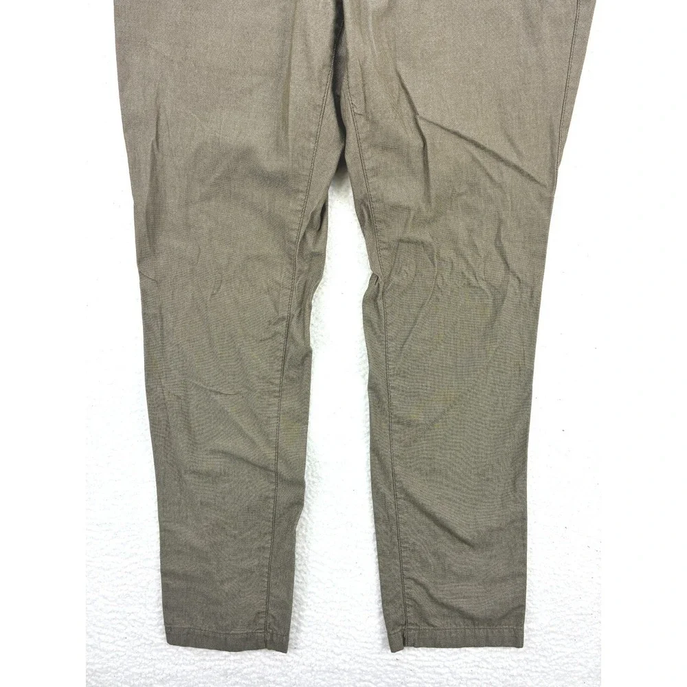 Banana Republic no visible
